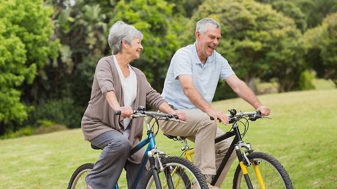 자전거 타기나 '스피닝'운동은 유산소 능력을 높이면서 지방을 효과적으로 태우는 데 도움 된다｜출처: 클립아트코리아