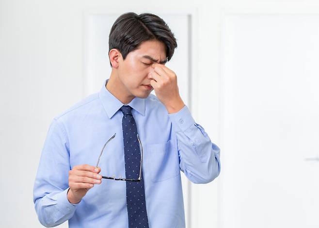 만성 피로에 시달리고 있으면 원인이 무엇인지 파악하고 적절한 대처법 마련이 필요하다. 사진=클립아트코리아