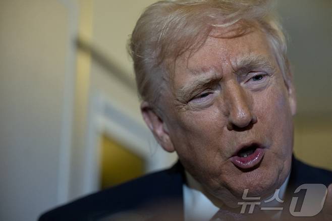 30일(현지시간)도널드 트럼프 미국 대통령이 플로리다주 팜비치 국제공항에서 워싱턴으로 돌아가는 대통령 전용기 '에어포스원'에서 취재진의 질문에 답하고 있다. 2025.11.30 ⓒ 로이터=뉴스1 ⓒ News1 김지완 기자