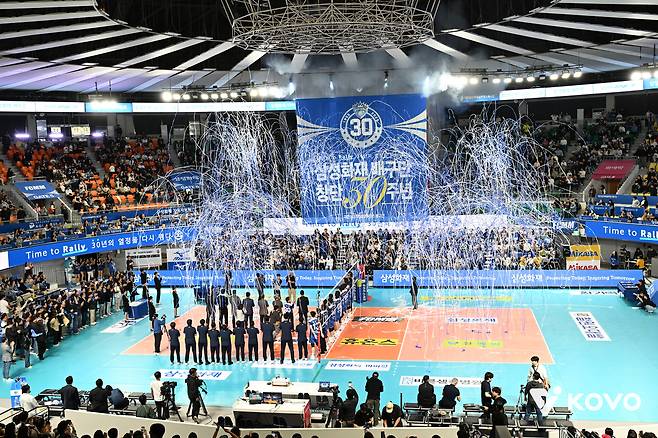 지난달 8일 KB손해보험과의 홈경기에서 창단 30주년 행사를 열었던 삼성화재. (KOVO 제공)