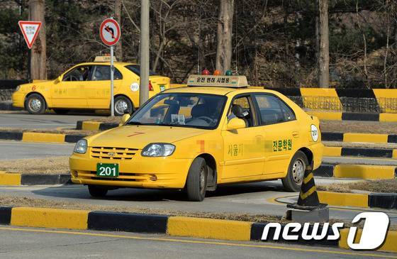 서울시내 한 자동차운전전문학원에서 응시생이 운전면허시험을 보고 있다. (사진은 기사 내용과 무관함) 2017.1.3/뉴스1 ⓒ News1 박세연 기자