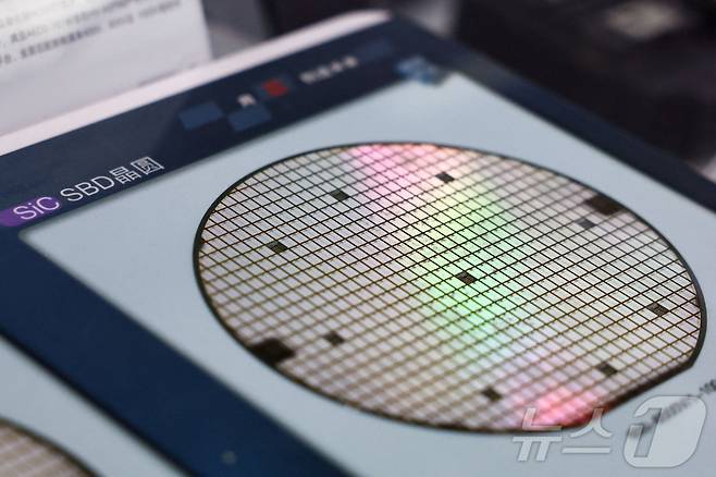 8일 중국 저장성 퉁샹시 우전에서 열린 세계인터넷대회 박람회에서 CETC 부스에 전시된 전기차(EV)용 실리콘 카바이드(SiC) 쇼트키 배리어 다이오드(SBD) 반도체 웨이퍼가 공개됐다. (사진은 기사 내용과 무관함) 2025.11.08. ⓒ 로이터=뉴스1 ⓒ News1 권영미 기자
