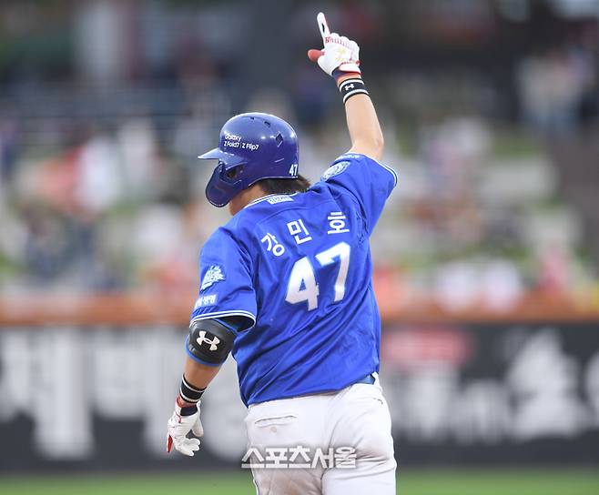 삼성 강민호가 대전 한화생명 볼파크에서 열린 2025 KBO 포스트시즌 플레이오프 2차전 한화와 경기 9회초 2사1루 좌월홈런을 날린 후 환호하고 있다. 대전 | 최승섭기자 thunder@sportsseoul.com