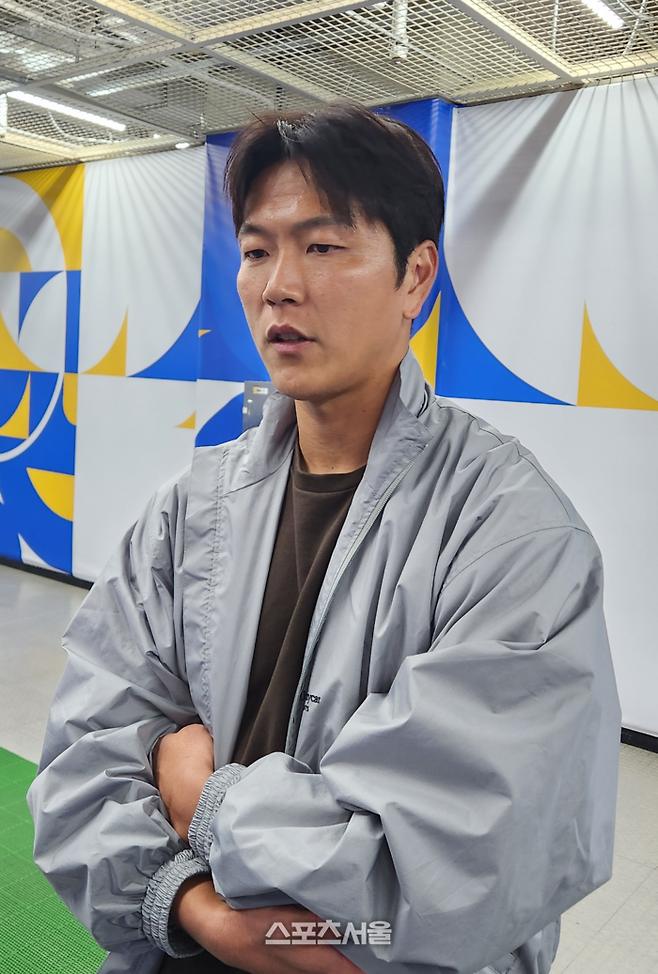 울산 김영권이 30일 울산문수경기장에서 열린 ‘하나은행 K리그1 2025’ 최종 38라운드 제주SK와 홈경기 직후 취재진과 인터뷰하고 있다. 사진 | 울산=김용일 기자