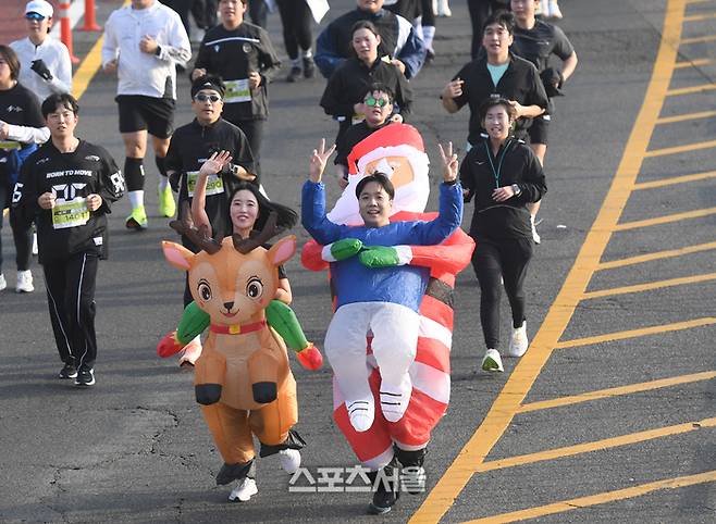‘2025 스포츠서울 하프마라톤’이 30일 서울 도심에서 열렸다. 산타와 루돌프 복장을 한 참가자가 마포대교 구간을 달리고 있다. 최승섭기자 thunder@sportsseoul.com