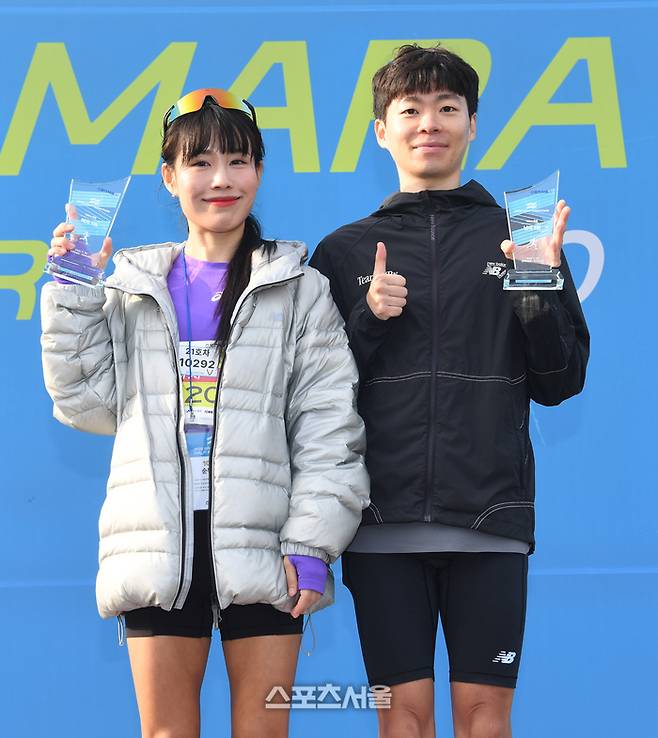 30일 서울 도심 일대에서 열린 ‘2025 스포츠서울 하프마라톤’에서 10km 1위를 차지한 박진희 씨(왼쪽)와 양태은 씨가 기념촬영을 하고 있다. 사진 | 박진업 기자 upandup@sportsseoul.com
