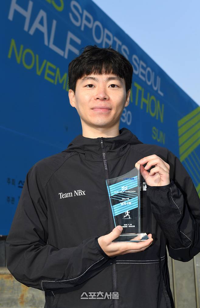 30일 서울 도심 일대에서 열린 ‘2025 스포츠서울 하프마라톤’에서 남자 10km 1위를 차지한 양태은 씨가 기념촬영을 하고 있다.  사진 | 박진업 기자 upandup@sportsseoul.com