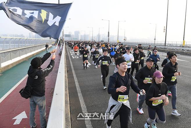 ‘2025 스포츠서울 하프마라톤’이 30일 서울 도심에서 열렸다. 러너들이 마포대교 구간들 달리고 있다. 사진 | 최승섭기자 thunder@sportsseoul.com