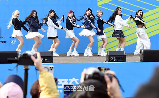 세이마이네임이 30일 서울 도심 일대에서 열린 ‘2025 스포츠서울 하프마라톤’에서 축하공연을 하고 있다. 2025. 11. 30. 박진업 기자 upandup@sportsseoul.com