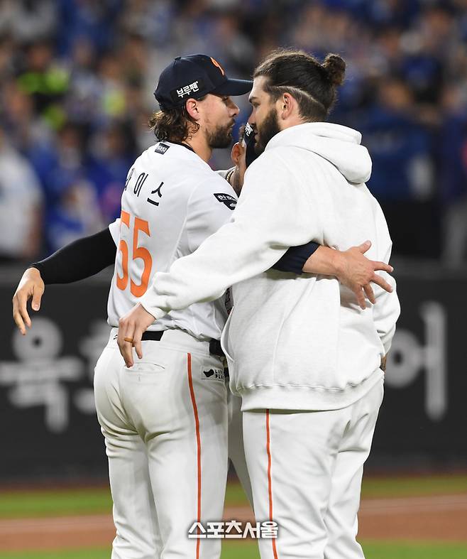 한화 와이스(왼쪽)가 24일 대전 한화생명 볼파크에서 열린 2025 KBO리그 삼성과 플레이오프 5차전에서 4이닝 1실점 세이브를 기록하며 승리를 지켜낸 뒤 선발투수였던 폰세(오른쪽), 리베라토와 함께 기뻐하고 있다. 대전 | 박진업 기자 upandup@sportsseoul.com