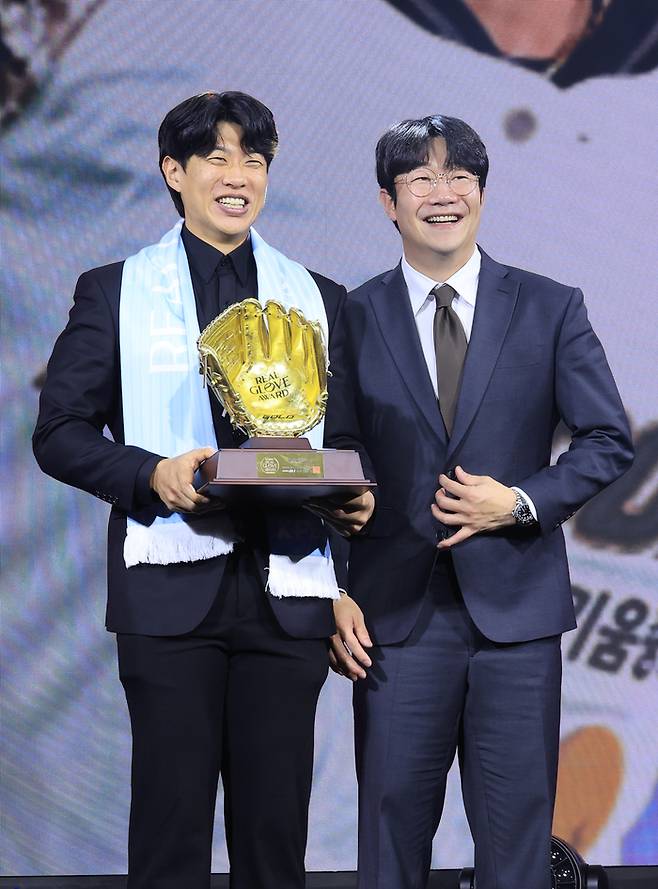 1일 서울 광진구 그랜드워커힐 호텔에서 열린 한국프로야구선수협회 시상식인 2025컴투스프로야구 리얼글러브어워드에서 올해의선수상을 수상한 키움 송성문이 양현종 선수협회장과 기념사진을 촬영하고 있다. 사진 | 연합뉴스