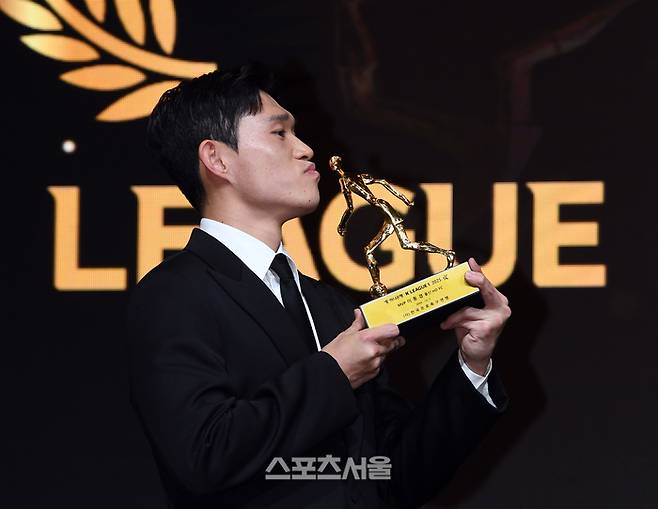 울산 HD 이동경이 1일 서울 서대문구 스위스그랜드호텔에서 열린 ‘하나은행 K리그 2025 대상 시상식’에서 K리그1 MVP를 수상한 뒤 기념촬영을 하고 있다. 2025. 12. 1.  박진업 기자 upandup@sportsseoul.com