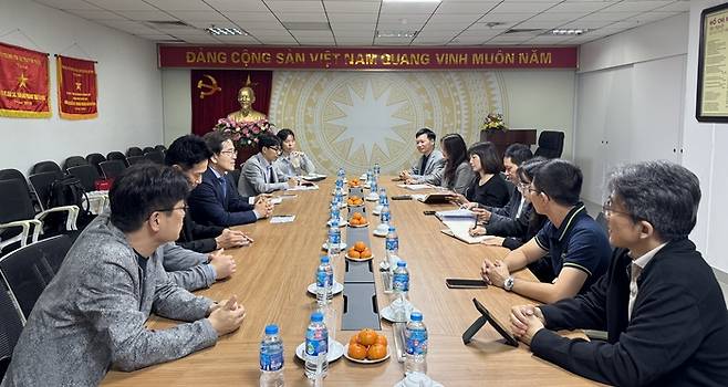 한국 게임산업 관계자들이 베트남 기관에 방문한 모습. 사진 | 게임문화재단