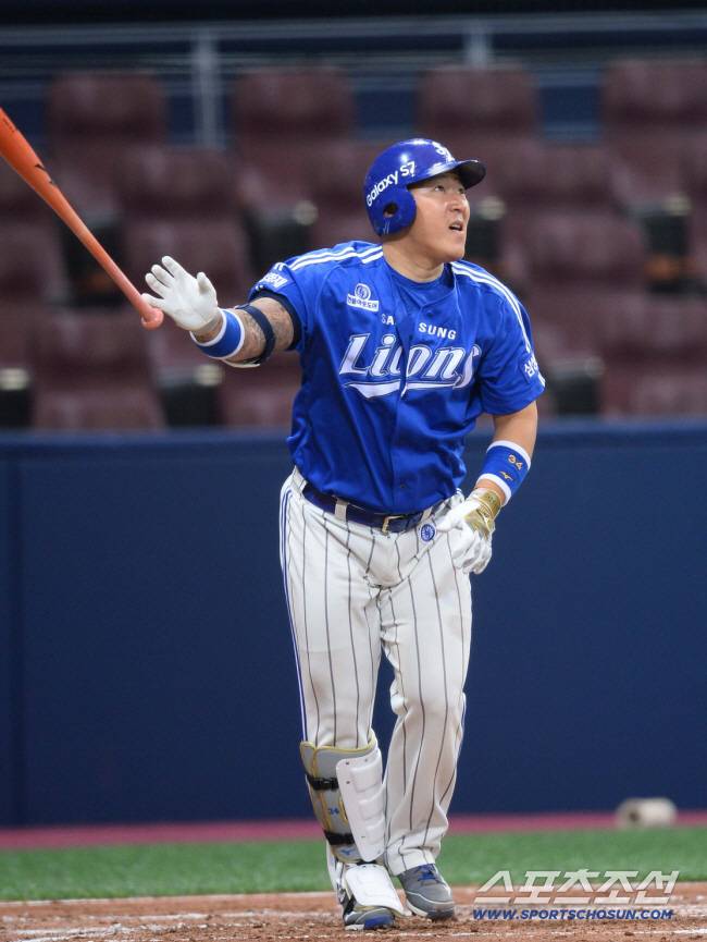 삼성 시절이던 2016년 고척돔에서 우중월 솔로포를 날리는 최형우. 스포츠조선DB