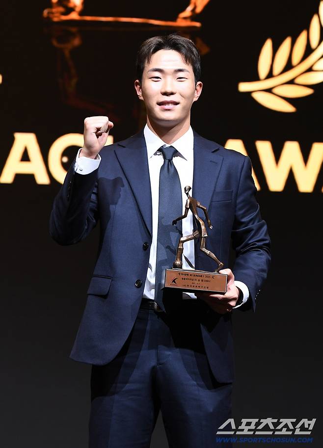 하나은행 K리그 2025대상 시상식이 1일 오후 서울 서대문구 스위스 그랜드호텔에서 열렸다. K리그1 영플레이어상을 수상한 강원 이승원이 포즈 취하고 있다. 정재근 기자 cjg@sportschosun.com/2025.12.1/