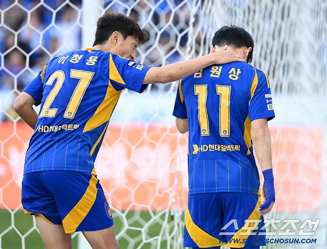 30일 울산문수축구경기장에서 열린 울산HD와 제주 SK FC의 K리그1 2025 경기. 울산 엄원상을 다독이는 이청용의 모습. 울산=허상욱 기자wook@sportschosun.com/2025.11.30/