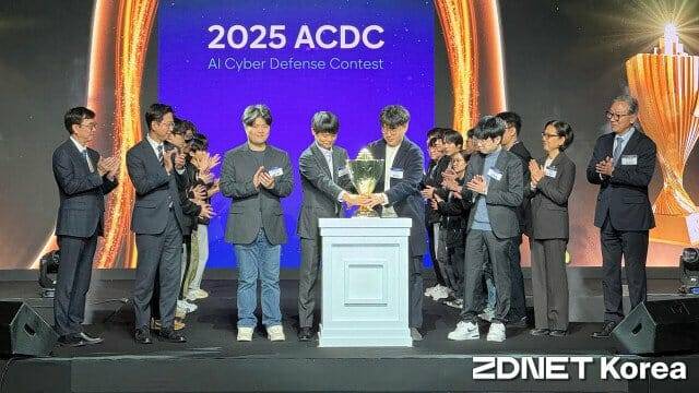 ACDC 우승팀에게 수여되는 우승 트로피를 박찬암 스틸리언 대표(왼쪽 네번째) 및 윤인수 KAIST 교수(왼쪽 다섯번째)가 운반하고 있다.