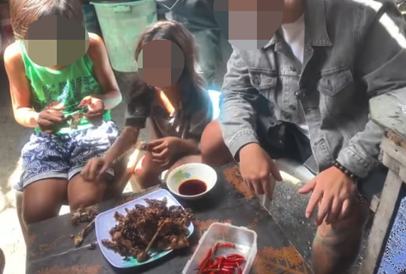 필리핀의 극빈층 가정에서 팍팍은 유일하게 맛볼 수 있는 단백질 공급원이다. 이 음식은 1960년대 필리핀이 심각한 부채 위기와 실업난을 겪던 시기에 처음 등장했다. SCMP