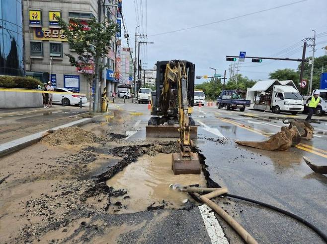 화성시가 지난 7월 출근길 공무원의 신고로 사고를 예방하고 조기 보수에 나선 남양읍의 한 도로 땅꺼짐 현장. 시는 '행정종합관찰제'를 도입해 생활 민원을 선제적으로 해결해 나가는 성과를 거두고 있다. 화성시 제공