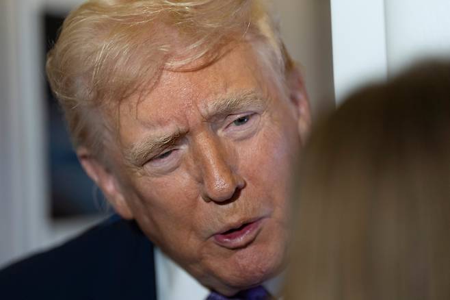 도널드 트럼프 미국 대통령이 30일 플로리다주 마러라고에서 워싱턴 DC로 향하는 전용기 안에서 질문을 받고 있다. /AP 연합뉴스