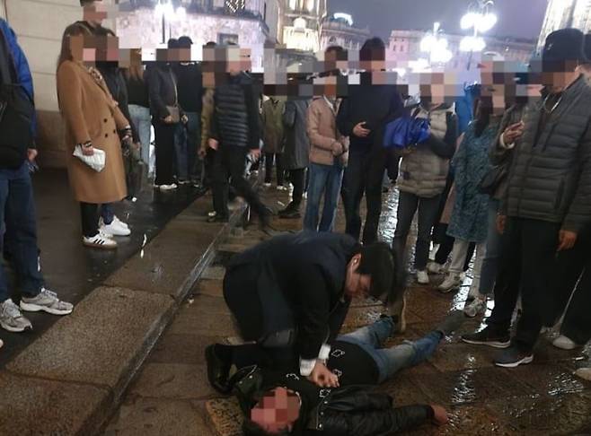 지난달 2일 이탈리아 밀라노 두오모 광장에서 쓰러진 시민에게 심폐소생술을 하고 있는 윤제헌 경감. /뉴스1