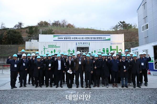 한국남부발전은 BHI와 공동으로 연구해 온 국내 최대 '2㎿급 알카라인 수전해 시스템' 개발을 완료하고 지난달 27일 성황리에 시연회를 마쳤다.ⓒ남부발전