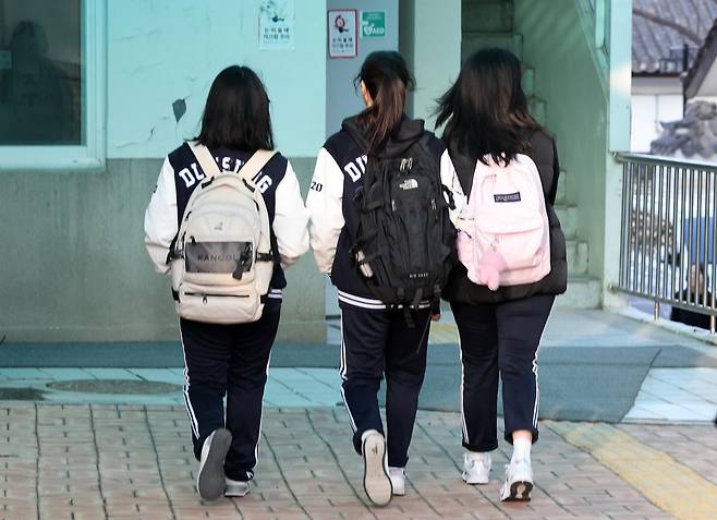 고등학교에서 학생들이 등교하고 있다. (사진은 기사 내용과 무관함). 뉴스1