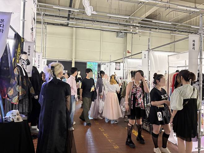 행사장을 구경 중인 시민들. 다양한 한복을 입은 모습이 눈길을 끈다. 사진=김승현 기자 tmdgus@donga.com