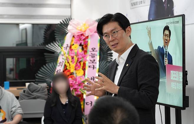 조정훈 의원이 2030 청년들과 만나 보수 정치 언어의 약점을 진단하며 ‘감성·직관 중심 메시지’로의 전환을 강조했다. 긴 글·사자성어·이성 언어의 한계를 지적했다.