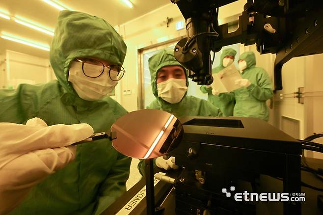 정부와 기업이 인공지능(AI) 인프라 확충에 속도를 내는 가운데 AI의 핵심 요소인 반도체 융합 인재 배출의 필요성이 높아지고 있다. 주말 경기 시흥시 한국공학대학교 반도체종합교육센터에서 학생들이 반도체 웨이퍼 노광공정 실습을 하고 있다. 김민수기자 mskim@etnews.com