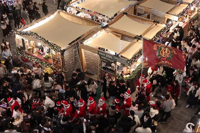 지난달 27일부터 영화의전당 야외광장 일대에서 진행되고 있는 ‘크리스마스 빌리지 부산’ 푸드테마파크 행사 현장. 영화의전당 제공