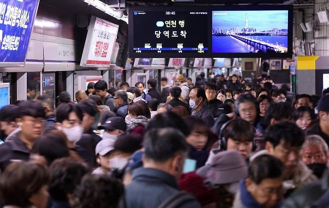 서울 지하철 1~8호선을 운영하는 서울교통공사 노조가 임금·단체협약 협상 결렬로 준법운행에 들어간 1일 서울 중구 서울역에서 시민들이 지하철을 이용해 출근길을 서두르고 있다. 뉴스1