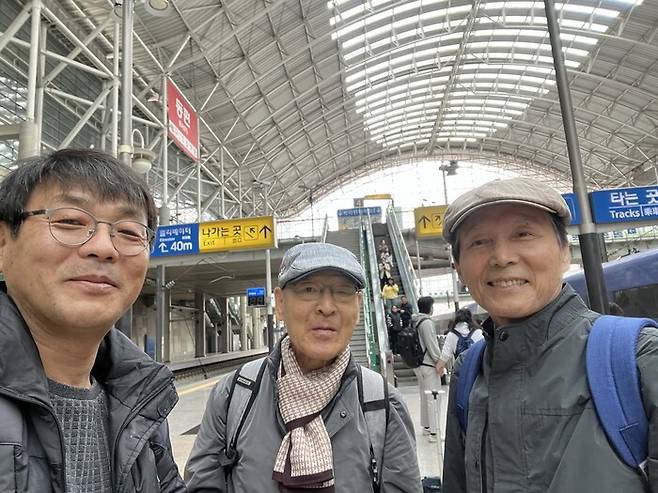 송경동 상임이사와 염무웅 김판수 공동이사장(왼쪽부터).                          송경동 상임이사 제공