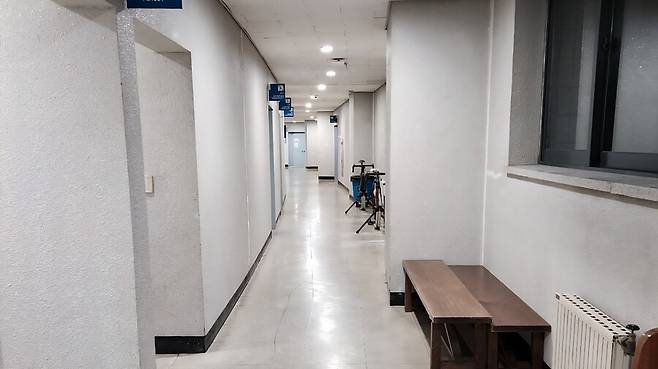 태릉국제스케이트장 내 라커룸 복도. 서윤지씨가 2025년 9월16일 이영만 코치에게 흉기를 휘두른 장소이기도 하다. 독자 제공