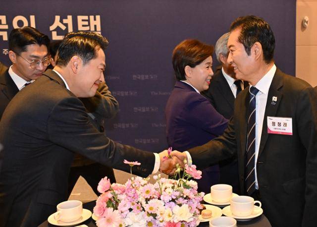 정청래 더불어민주당 대표와 장동혁 국민의힘 대표가 지난 20일 서울 여의도 FKI플라자 그랜드볼룸에서 격랑의 세계, 한국의 선택을 주제로 열린 2025 코라시아포럼에서 악수하고 있다. 뉴스1