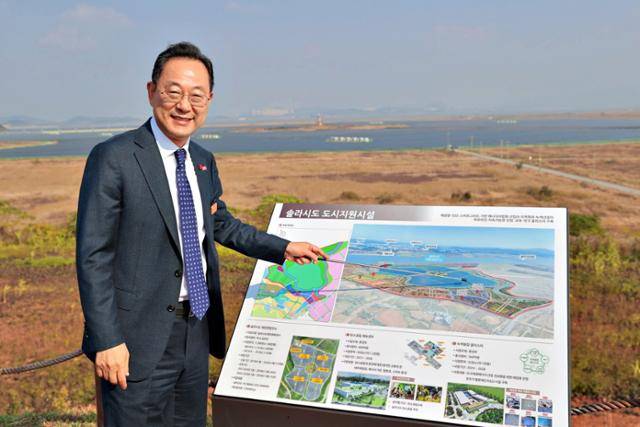명현관 해남군수가 골라시도 기업도시 현장에서 기업유치를 설명하고 있다. 해남군 제공