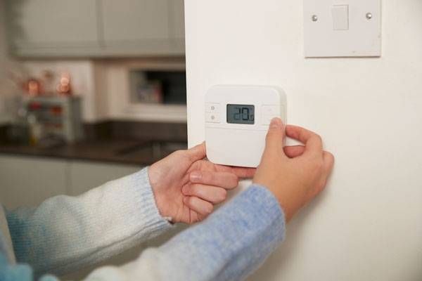 한국에너지공단에 따르면 난방 온도를 1℃만 낮춰도 에너지 소비가 약 7% 줄어들어 월 5000원가량을 절약하는 효과가 있다.​./사진=클립아트코리아