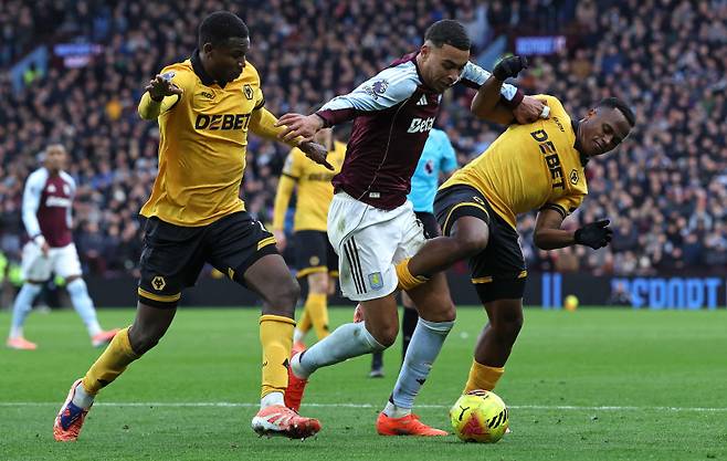 울버햄프턴(노란 유니폼)과 애스턴 빌라의 경기 모습. 사진=AFP 연합뉴스