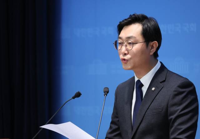 ▲ 더불어민주당 장경태 의원이 11월 30일 서울 여의도 국회 소통관에서 자신의 성추행 의혹 보도 등과 관련해 입장을 밝히는 기자회견을 하고 있다. 연합뉴스