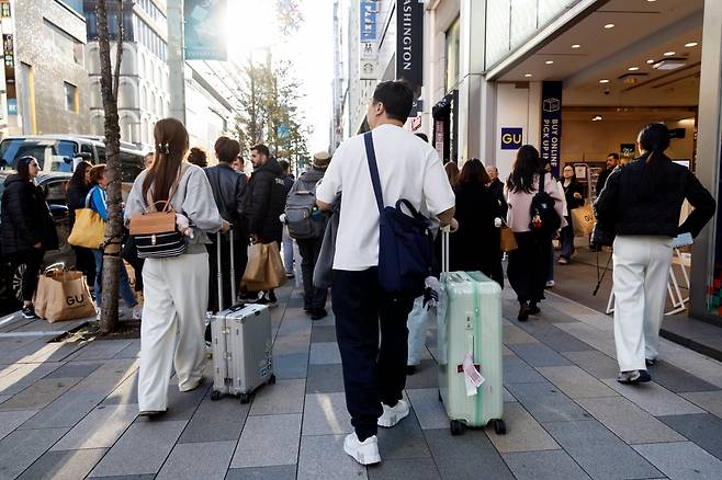지난달 19일 일본 도쿄 긴자 쇼핑가를 걷고 있는 관광객들. 사진=EPA(연합뉴스)