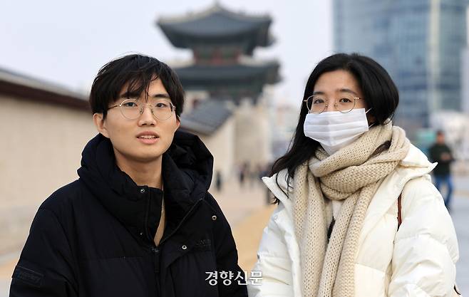 탄핵집회 광장에서 대학생·청년 ‘의료지원 자원활동’을 제안한 의대생 최준서씨(왼쪽)와 함께 활동한 전공의 고은섬씨가 30일 서울 경복궁 인근에서 당시 활동과 관련해 대화를 나누고 있다. 서성일 선임기자