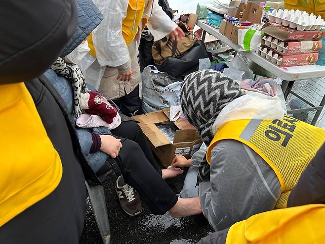 ‘건강권 실현을 위한 보건의료단체연합’ 등 의료시민사회단체 소속 의료인들이 지난 1월 서울 용산구 한남동 대통령 관저 인근에서 집회 참여자에게 응급구호조치를 하고 있다. 최준서씨 제공