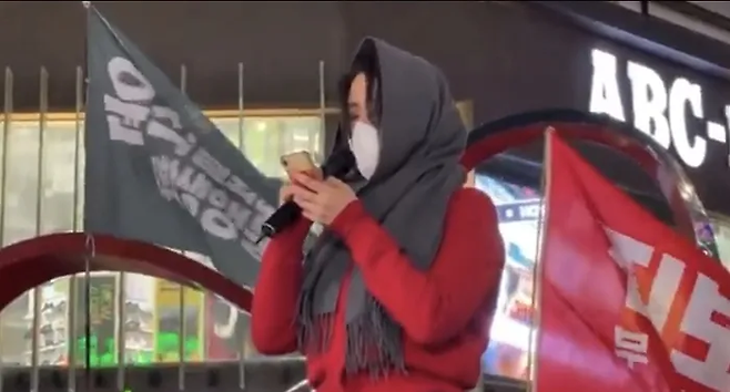 지난해 12월11일 부산 서면에서 열린 윤석열 대통령 탄핵 집회에서 발언한 한 여성의 영상이 12일 사회관계망서비스(SNS)에서 확산하고 있다. X 갈무리