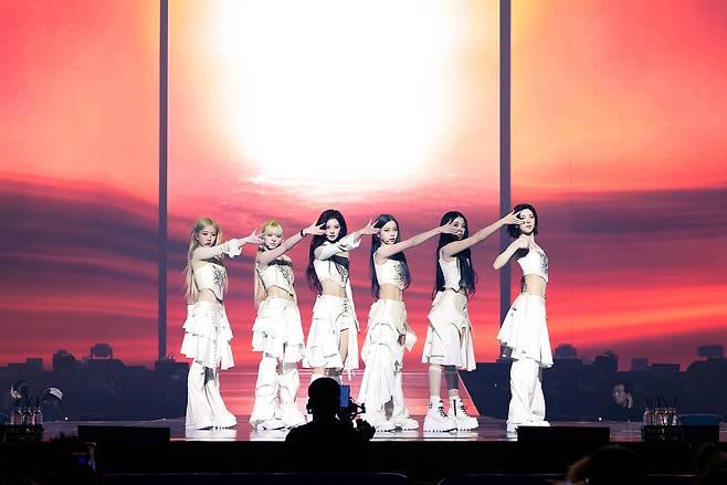 아이돌 그룹 엔믹스(NMIXX)가지난 30일 인천 인스파이어 아레나에서 열린 단독콘서트 <에피소드1: 제로 프런티어>에서 무대를 선보이고 있다. JYP엔터테인먼트 제공
