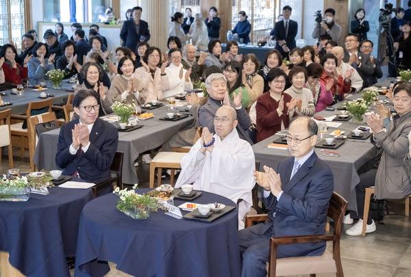 1일 부산 금정구 범어사 선문화교육관에서 ‘2025 부산시민대토론회’가 열려 박형준(왼쪽부터) 부산시장, 정오 범어사 주지스님, 황문성 국제신문 발행인을 비롯한 내빈 및 참석자들이 토론회 개회를 맞아 박수를 치고 있다.  이원준 기자 windstorm@kookje.co.kr