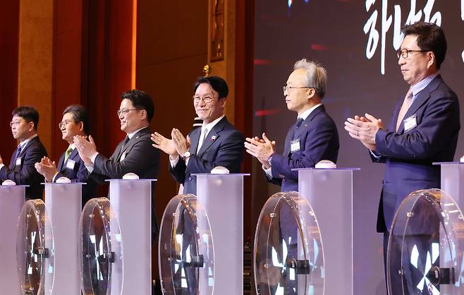 Prime Minister Kim Min-seok, third from right, and mid-size business executives clap during a ceremony on mid-size enterprises at Lotte Hotel in Jung District, central Seoul on Dec. 1. [NEWS1]