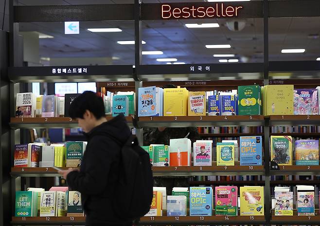 Best-selling books are displayed on a shelf at a large bookstore chain in Seoul on Nov. 13. [YONHAP]