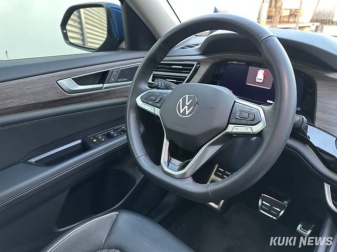 주행감과 공간 활용 면에서는 만족스러웠지만 아쉬운 점도 있었다. 디지털 클러스터가 상대적으로 작아 주행 중 계기 확인이 다소 불편했고, 일부 우드 느낌만 살린 플라스틱 내장재는 고급감이 다소 부족했다. 송민재 기자