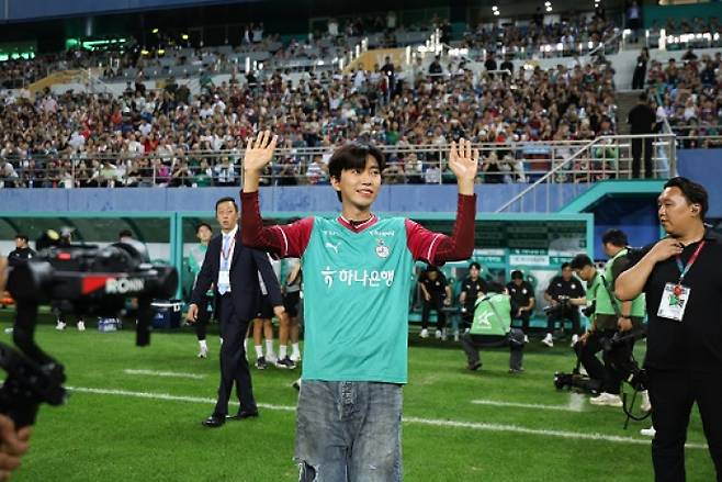 팬 프렌들리 클럽상을 수상한 대전은 가수 임영웅을 홈경기에 초청하기도 했다. 한국프로축구연맹 제공
