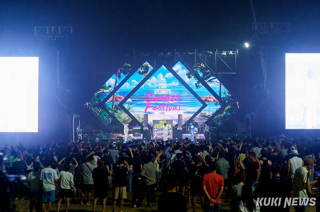 단오제에 95만명, 커피축제 52만명, 벚꽃축제 27만명, 누들축제 19만명, 경포 썸머 페스티벌 8만명, 여름철 비치비어 페스티벌에 6만명 등 2025년 강릉지역 각종 축제에 총 260여만명이 방문해 축제를 즐길 것으로 집계됐다. 강릉경포썸머페스티벌 모습. 강릉시 제공